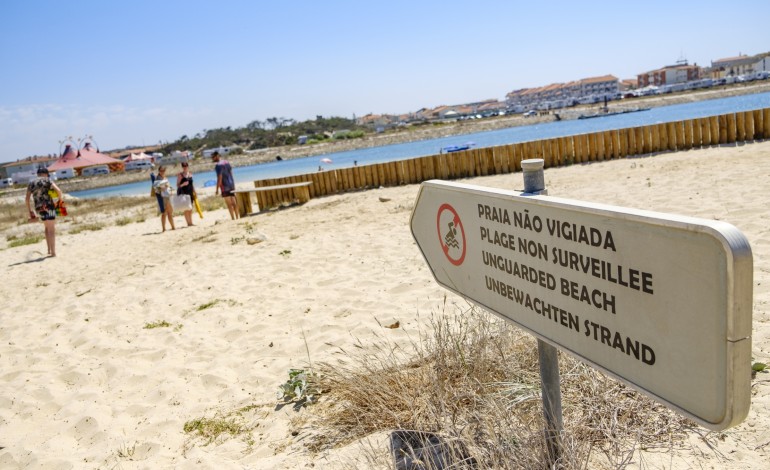 Na nossa costa, são vários os locais onde os turistas frequentemente ignoram advertências sobre perigos