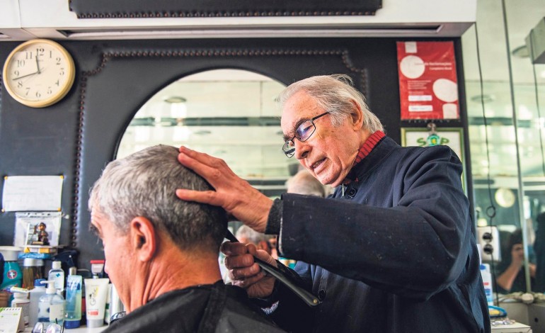 barbeiro-mais-antigo-de-leiria-continua-no-activo-aos-85-anos