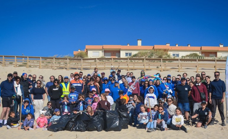 voluntarios-recolhem-60-quilos-de-lixo-da-praia-do-pedrogao