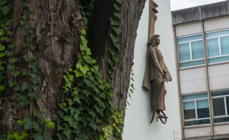 tribunal-de-leiria-condena-homem-a-sete-anos-de-prisao-por-furtos-falsificacao-e-burla