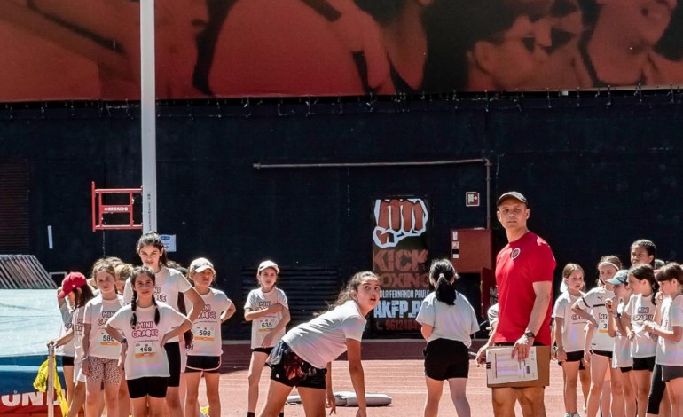Jovens atletas experimentaram várias disciplinas do atletismo