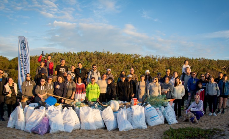 cerca-de-60-voluntarios-recolheram-415-quilos-de-lixo-da-praia