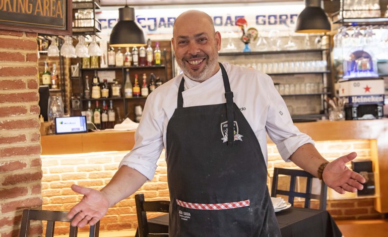 O Nuno cresceu entre a sala e a cozinha, entre clientes habituais e marisco acabado de chegar