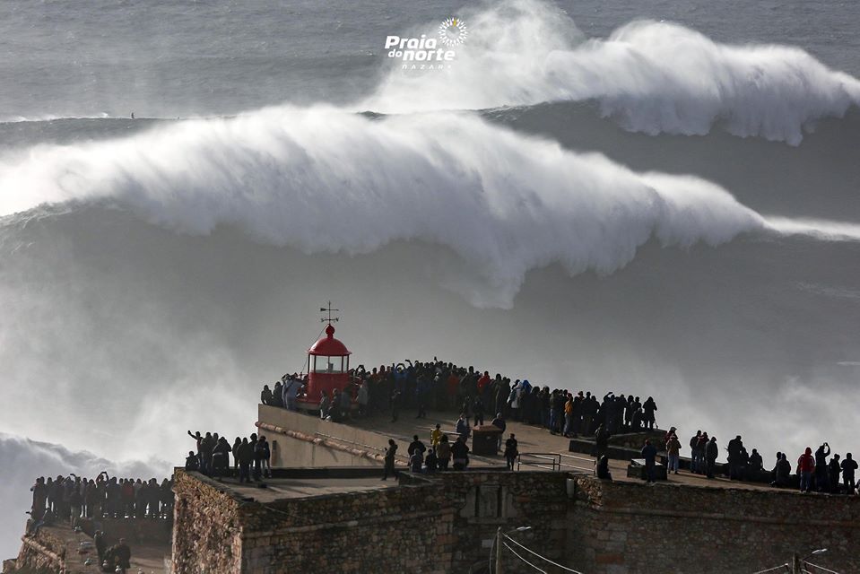 As imagens sempre incríveis de um dia de ondas grandes na Nazaré