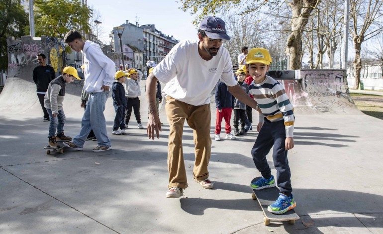 Dezenas de crianças aprenderam as regras básicas do skate e colocaram-nas em prática no Parque do Avião