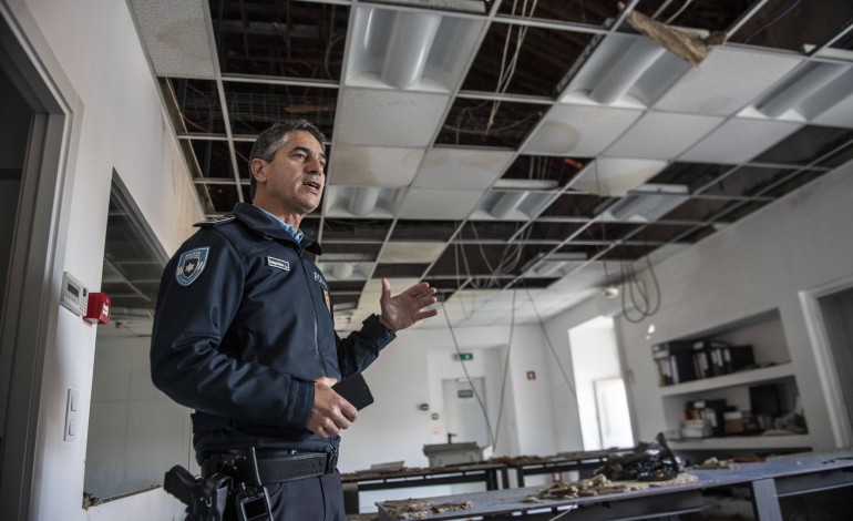 Os ventos ciclónicos levaram o telhado do quartel dos Bombeiros Voluntários de Leiria. A sala onde eram visionadas as câmaras de vigilância da PSP ficou inoperacional