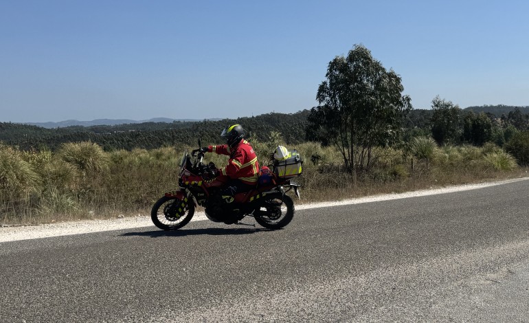 Fábio Febra e João Agostinho patrulham matas para prevenir incêndios