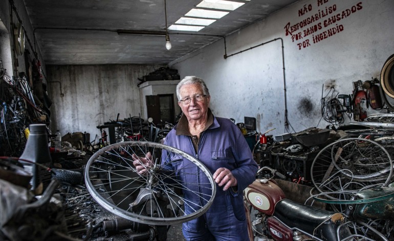aos-91-anos-adelino-pereira-continua-a-reparar-bicicletas-em-leiria