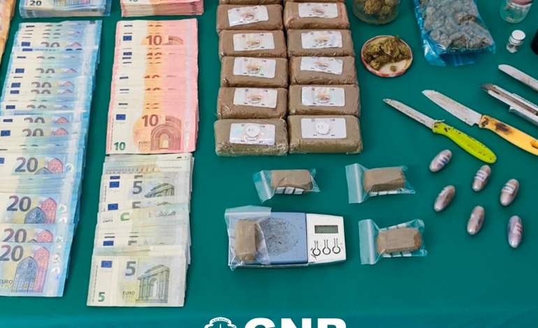 homem-detido-pela-gnr-com-mais-de-2700-doses-de-canabis-e-8800-euros
