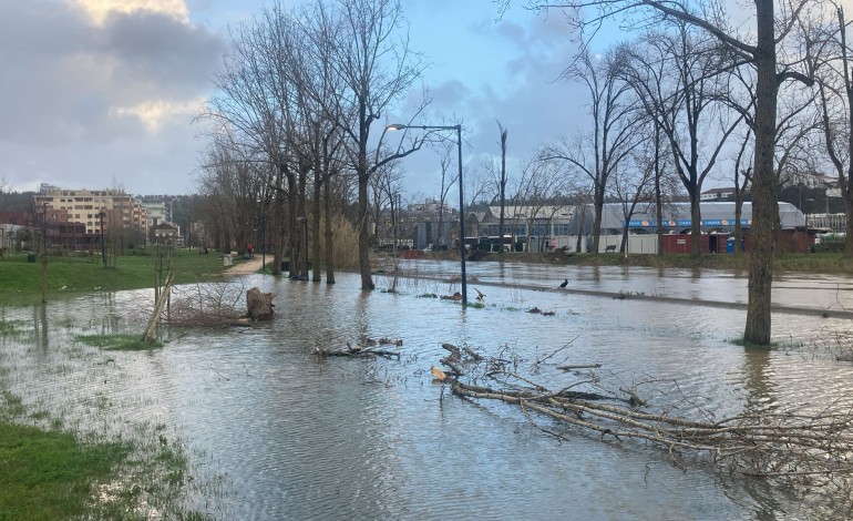 camara-de-leiria-recorreu-a-embarcacao-dos-fuzileiros-para-retirar-oito-pessoas