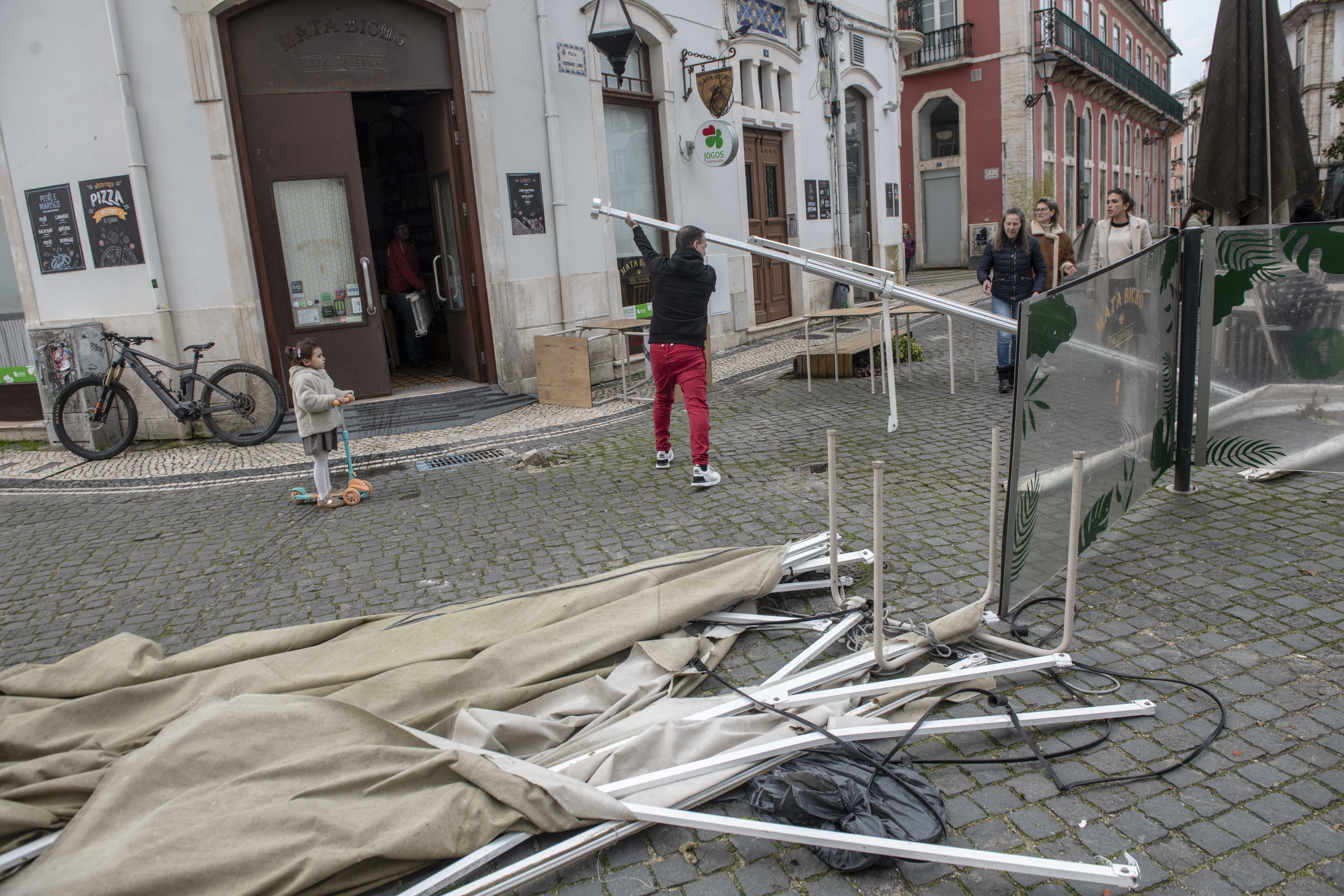 Os prejuízos da passagem da depressão Kristin são incalculáveis e a cidade de Leiria poderá demorar um ano a recuperar do “cenário dantesco”, como apelidou Gonçalo Lopes. O presidente da Câmara de Leiria enumerou “danos materiais, sobretudo de fábricas, que ficaram sem coberturas”, “centenas de casas sem coberturas e fachadas, empresas, que tinham acabado de fazer obras e um jardim de infância que desapareceu na Coucinheira, em Amor”. Foram ainda registados estragos nas obras nas escolas D. Dinis e Afonso Lopes Vieira, que têm financiamento do Plano de Recuperação e Resiliência, “onde os andaimes caíram, as coberturas desapareceram e, portanto, em cima de obra” terá de ser realizada nova obra. O terminal rodoviário desabou e terá de mudar de lugar para o estacionamento junto ao Estádio de Leiria, onde também será erguido um centro de logística. Além destes estragos, o autarca sublinhou que a “recuperação da normalidade, irá demorar muitos dias”, advertindo que o “plano de recuperação irá demorar mais de um ano até ser reposta toda a normalidade”.  “Temos de facto um cenário desolador”, desabafou Gonçalo Lopes. Com a voz embargada, Paulo Vicente sublinhou que a Marinha Grande enfrenta um cenário de caos, referindo danos em casas e empresas, encontrando-se sem electricidade, comunicações ou água. “Está um caos, não há memória, nunca houve no concelho da Marinha Grande uma destruição tão grande como esta”, afirmou aos jornalistas, adiantando que “o concelho está isolado do mundo”. “Não temos comunicações, não temos electricidade, não temos água”, acrescentando que os restaurantes e apoios de praia desapareceram na Vieira de Leiria.