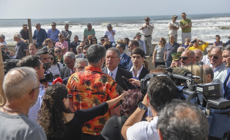 O Presidente da República visitou habitantes dos monoblocos que estão a viver nos Pousos, de onde saiu para reunir com empresários, em Leiria. Seguro foi recebido por uma multidão na Praia da Vieira e visitou a Empresa Industrial da Borracha, na Marinha Grande