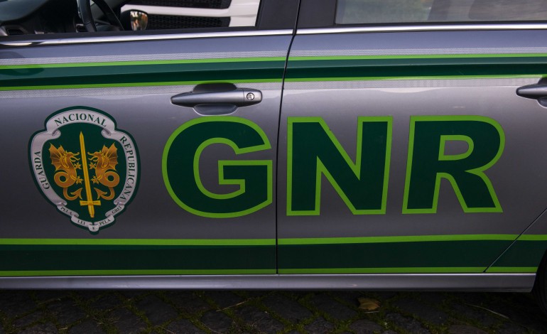 gnr-de-caldas-da-rainha-faz-cinco-detidos-em-cemiterios
