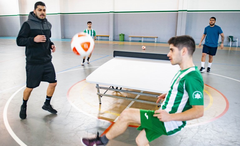 Teqball joga-se com uma bola de futebol, numa mesa similar à do ténis de mesa, mas com o tampo curvo e a rede rígida