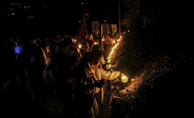 Da procissão iluminada com cascas de caracol, passando pelos muros de pedra e Fátima