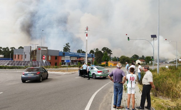 Incêndio cortou o IC2 e a A1 na freguesia da Boa Vista
