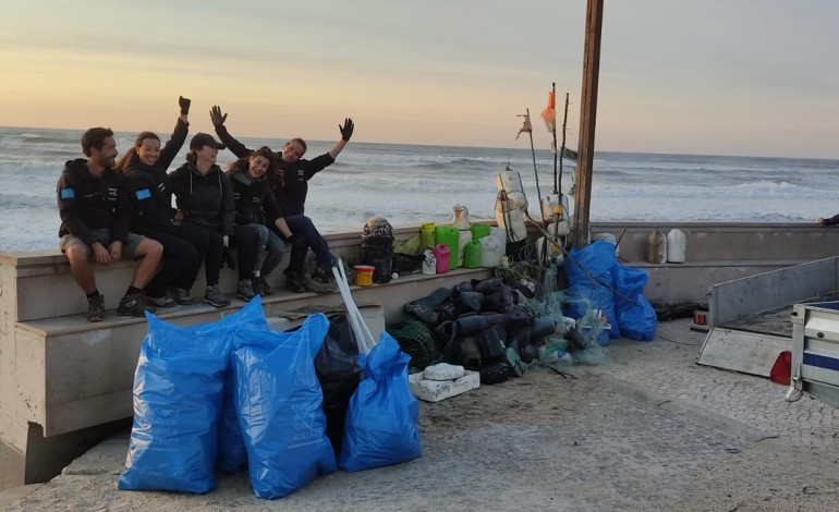 Voluntários da Brigada do Mar limpam praia entre São Pedro e a Figueira da Foz