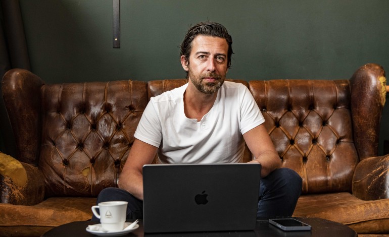 palavra-de-honra-or-ha-sempre-pequenas-historias-a-acontecer-mesmo-quando-ninguem-da-conta