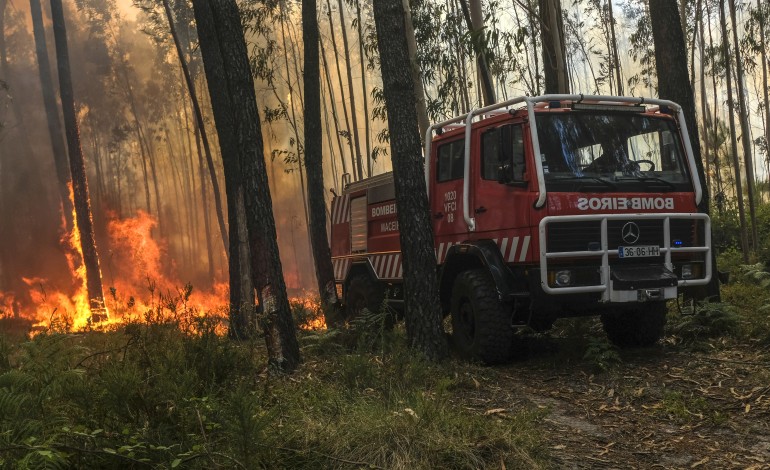bombeiros-combatem-dois-incendios-na-freguesia-da-caranguejeira-leiria