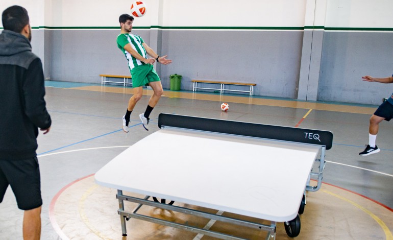 Teqball joga-se com uma bola de futebol, numa mesa similar à do ténis de mesa, mas com o tampo curvo e a rede rígida