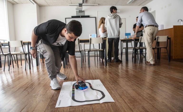 aluno-da-josefa-de-obidos-cria-escola-virtual-onde-todos-podem-entrar