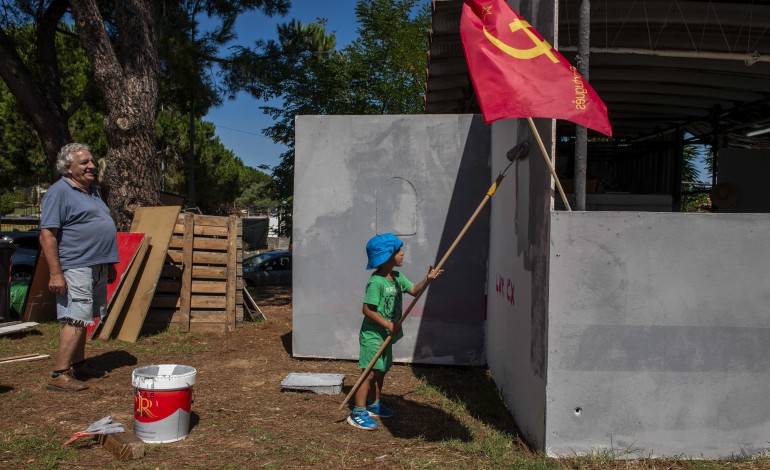 Montagem da Festa do Avante é feita por centenas de voluntários de todo o País