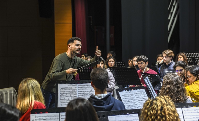 Dirigida pelo maestro Pedro Henriques, conta com 47 músicos, entre os dez e os 70 anos