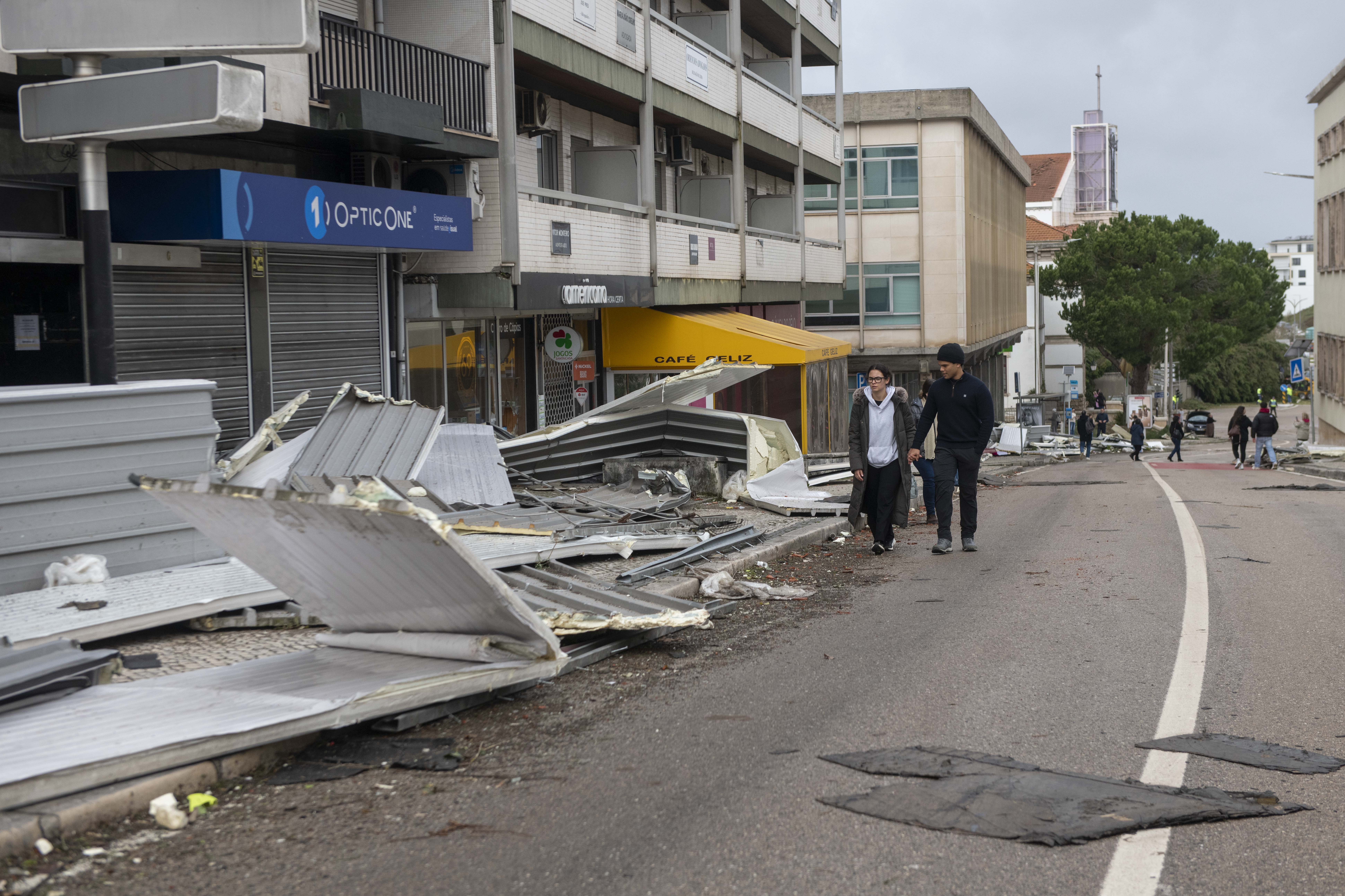 Caos e destruição à passagem da Kristin pela região  Os prejuízos da passagem da depressão Kristin são incalculáveis e a cidade de Leiria poderá demorar um ano a recuperar do “cenário dantesco”, como apelidou Gonçalo Lopes. O presidente da Câmara de Leiria enumerou “danos materiais, sobretudo de fábricas, que ficaram sem coberturas”, “centenas de casas sem coberturas e fachadas, empresas, que tinham acabado de fazer obras e um jardim de infância que desapareceu na Coucinheira, em Amor”. Foram ainda registados estragos nas obras nas escolas D. Dinis e Afonso Lopes Vieira, que têm financiamento do Plano de Recuperação e Resiliência, “onde os andaimes caíram, as coberturas desapareceram e, portanto, em cima de obra” terá de ser realizada nova obra. O terminal rodoviário desabou e terá de mudar de lugar para o estacionamento junto ao Estádio de Leiria, onde também será erguido um centro de logística. Além destes estragos, o autarca sublinhou que a “recuperação da normalidade, irá demorar muitos dias”, advertindo que o “plano de recuperação irá demorar mais de um ano até ser reposta toda a normalidade”.  “Temos de facto um cenário desolador”, desabafou Gonçalo Lopes. Com a voz embargada, Paulo Vicente sublinhou que a Marinha Grande enfrenta um cenário de caos, referindo danos em casas e empresas, encontrando-se sem electricidade, comunicações ou água. “Está um caos, não há memória, nunca houve no concelho da Marinha Grande uma destruição tão grande como esta”, afirmou aos jornalistas, adiantando que “o concelho está isolado do mundo”. “Não temos comunicações, não temos electricidade, não temos água”, acrescentando que os restaurantes e apoios de praia desapareceram na Vieira de Leiria.