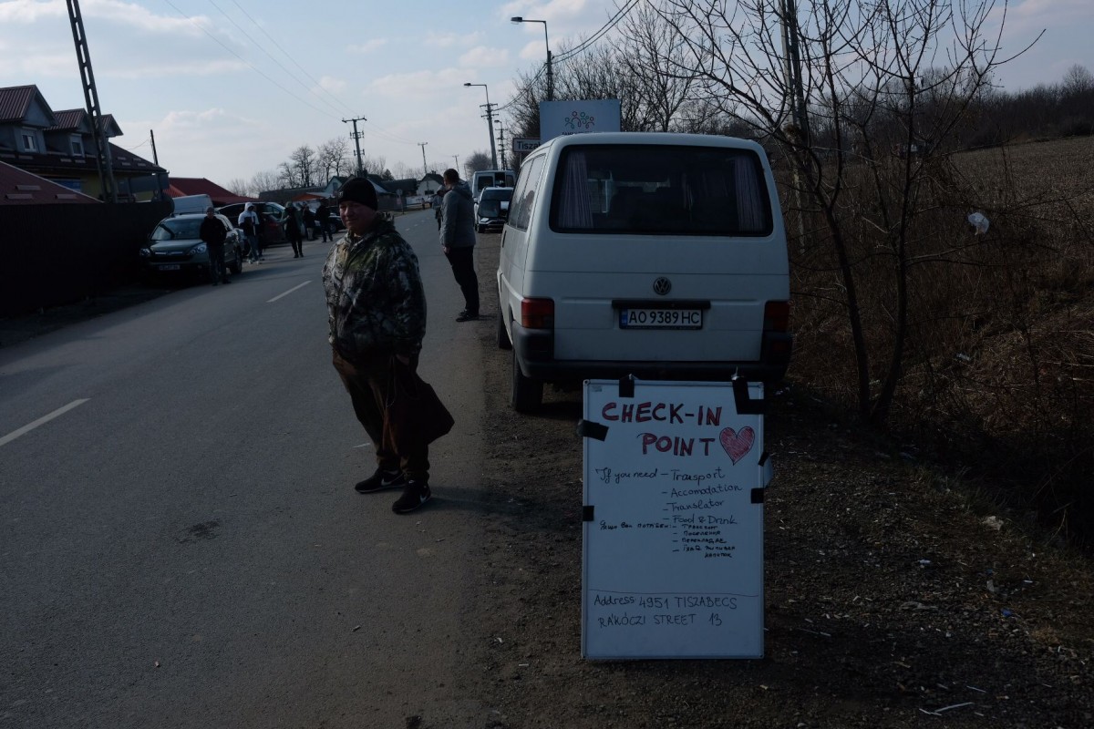 Grupos de voluntários oferecem transporte e alojamento para os refugiados que chegam da Ucrânia, na fronteira de Tiszabecs, na Hungria.
