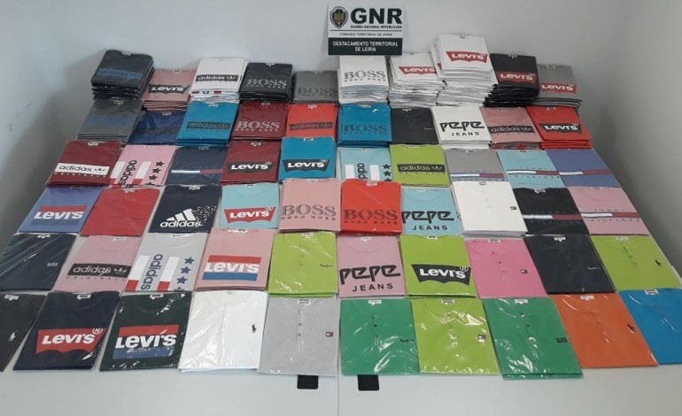 400-artigos-contrafeitos-apreendidos-pela-gnr-de-porto-de-mos-8725