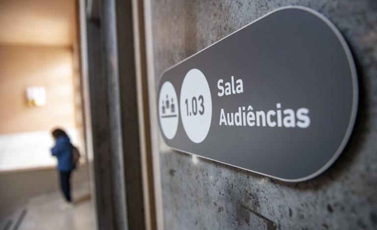 pena-suspensa-para-professor-acusado-de-maus-tratos-a-dois-alunos-em-leiria