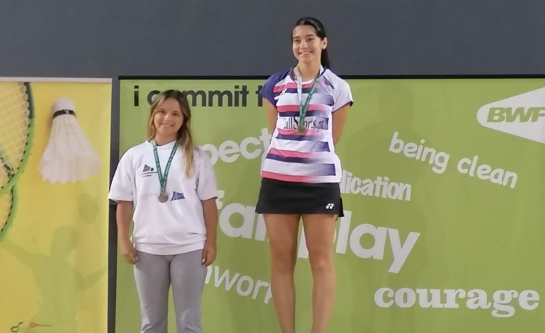 Lara Santos (esquerda) alcançou o segundo lugar em singulares femininos