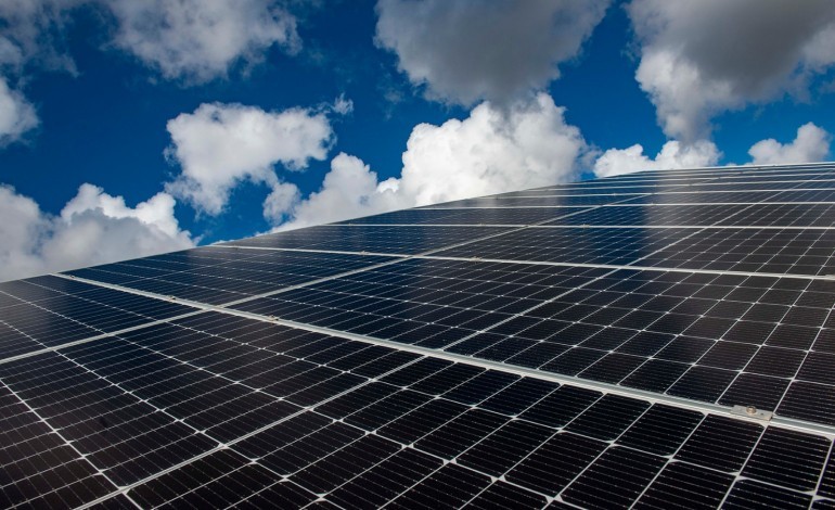 paineis-fotovoltaicos-em-espacos-municipais-para-criar-comunidades-de-energia-renovavel