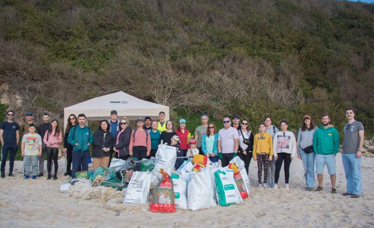 voluntarios-recolhem-450-quilos-de-lixo-da-praia-da-polvoeira