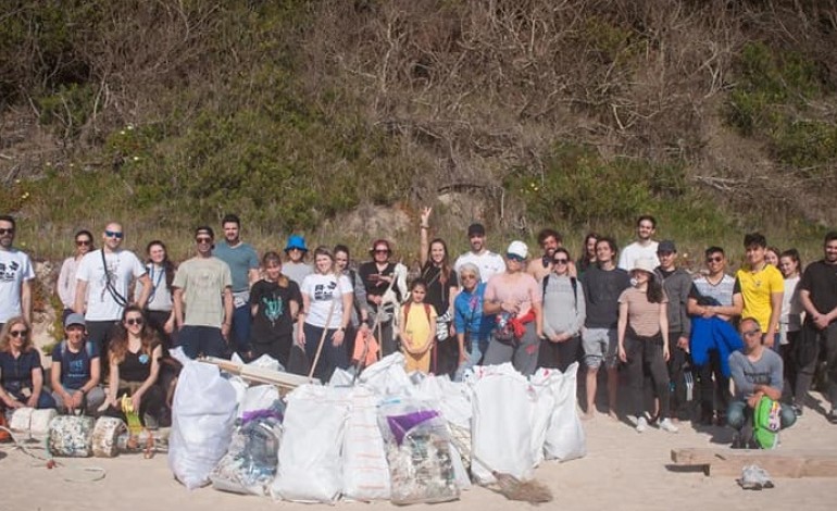 voluntarios-recolhem-140-quilos-de-lixo-da-praia-da-polvoeira