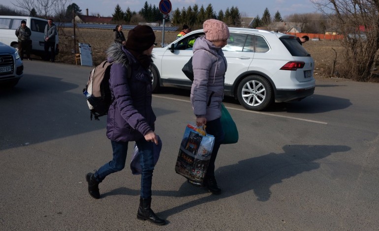 na-fronteira-da-ucrania-com-a-hungria-ha-21-mulheres-criancas-e-jovens-que-ja-so-esperam-pela-viagem-para-leiria