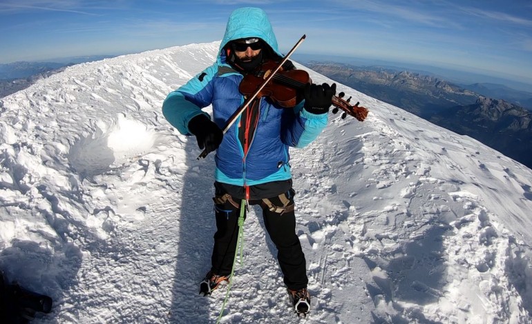 nuno-santos-tocou-violino-no-cume-da-montanha-mais-alta-da-europa-ocidental-10570