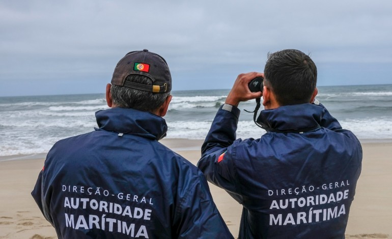 autoridade-maritima-mantem-navio-patrulha-durante-a-noite-na-praia-do-pedrogao
