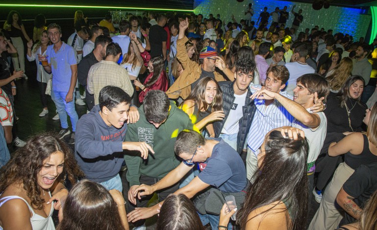 discotecas-abrem-ano-e-meio-depois-com-jovens-sedentos-de-diversao