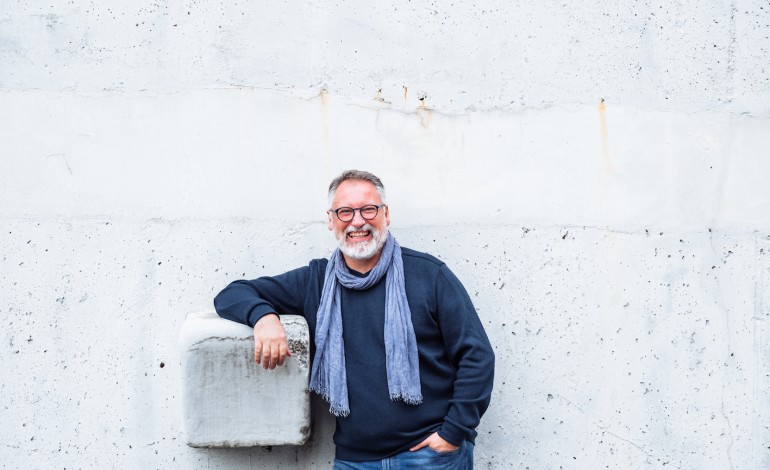 paulo-moreiras-com-novo-livro-sobre-a-mesa-muito-se-diz-do-palito-a-perdiz