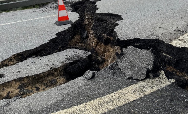 deputados-do-ps-exigem-reparacao-urgente-da-en243-em-porto-de-mos