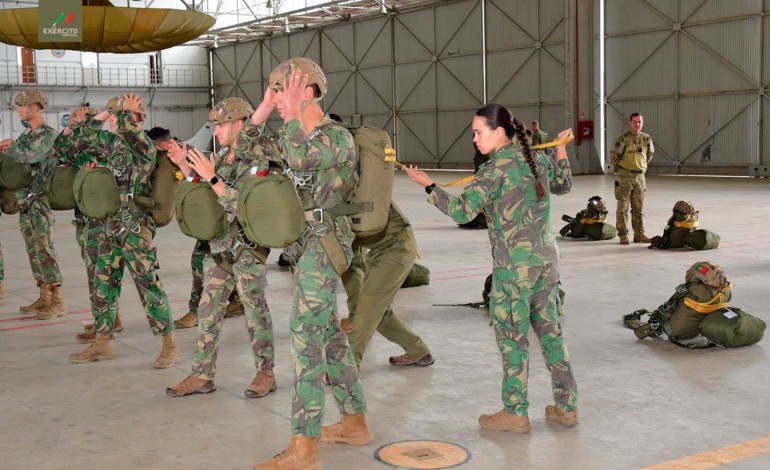 Liane Ruivaco, tenente no Exército, natural de Monte Real