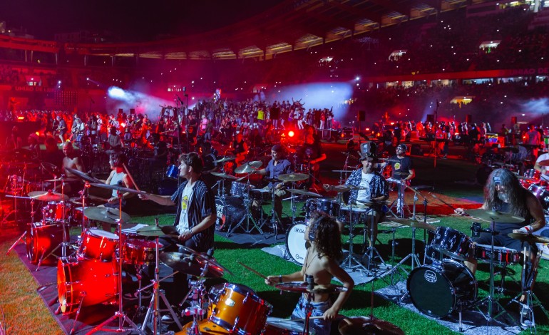 rockin1000-veio-de-longe-comprou-bateria-para-o-concerto-e-depois-doou-a-a-uma-escola-de-leiria