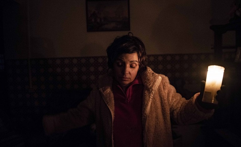 dias-sem-luz-natalia-e-porto-de-abrigo-da-mae-acamada-e-do-pai