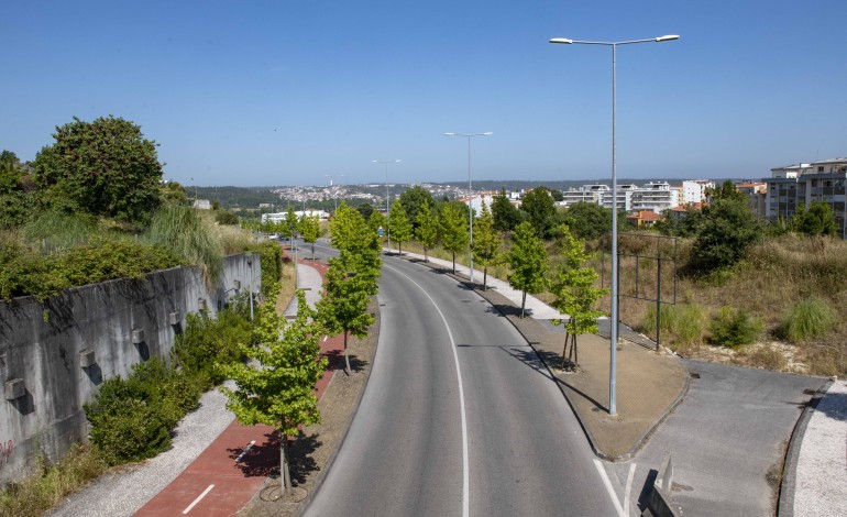 arqueologia-adia-estacionamento-na-avenida-papa-francisco-em-leiria