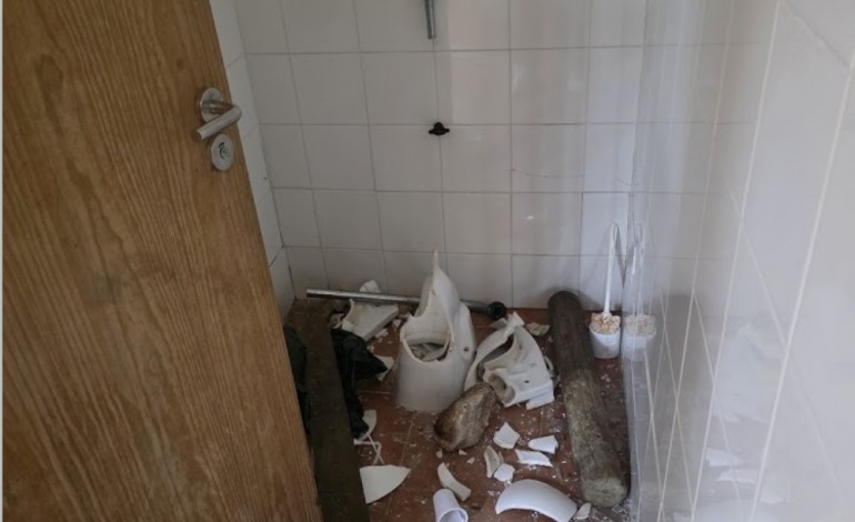 acto-de-vandalismo-destroi-instalacoes-sanitarias-no-parque-do-cotrofe