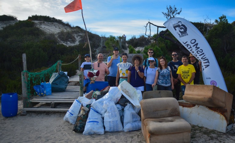 voluntarios-retiram-200-quilos-de-lixo-da-praia-do-vigao-em-leiria