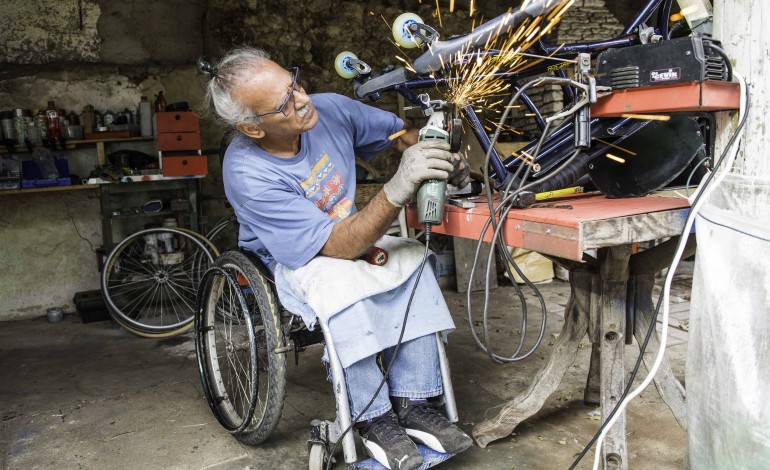 paraplegico-ha-47-anos-manuel-sousa-repara-e-adapta-cadeira-de-rodas