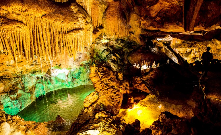 grutas-de-mira-de-aire-oferecem-jantar-de-namorados-a-quase-100-metros-de-profundidade