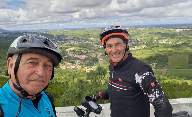 dois-amigos-as-suas-bicicletas-e-a-nacional-2-a-meta-e-a-solidariedade
